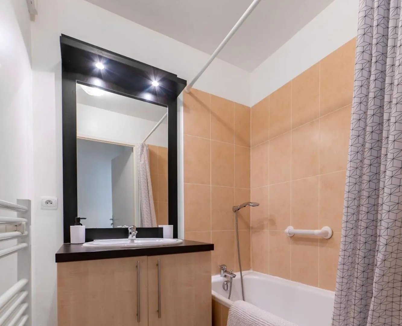Apartment L'Eugenie - Appartement Design & Confort En Centre-Ville Vichy